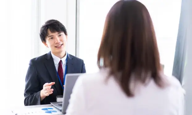 男性と女性が話す様子