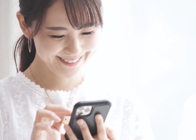 女性が携帯を見ている様子