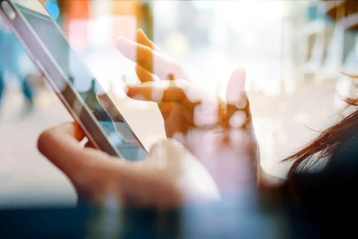 携帯を触っているイメージ