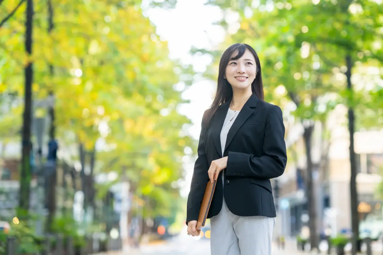 スーツを着た女性