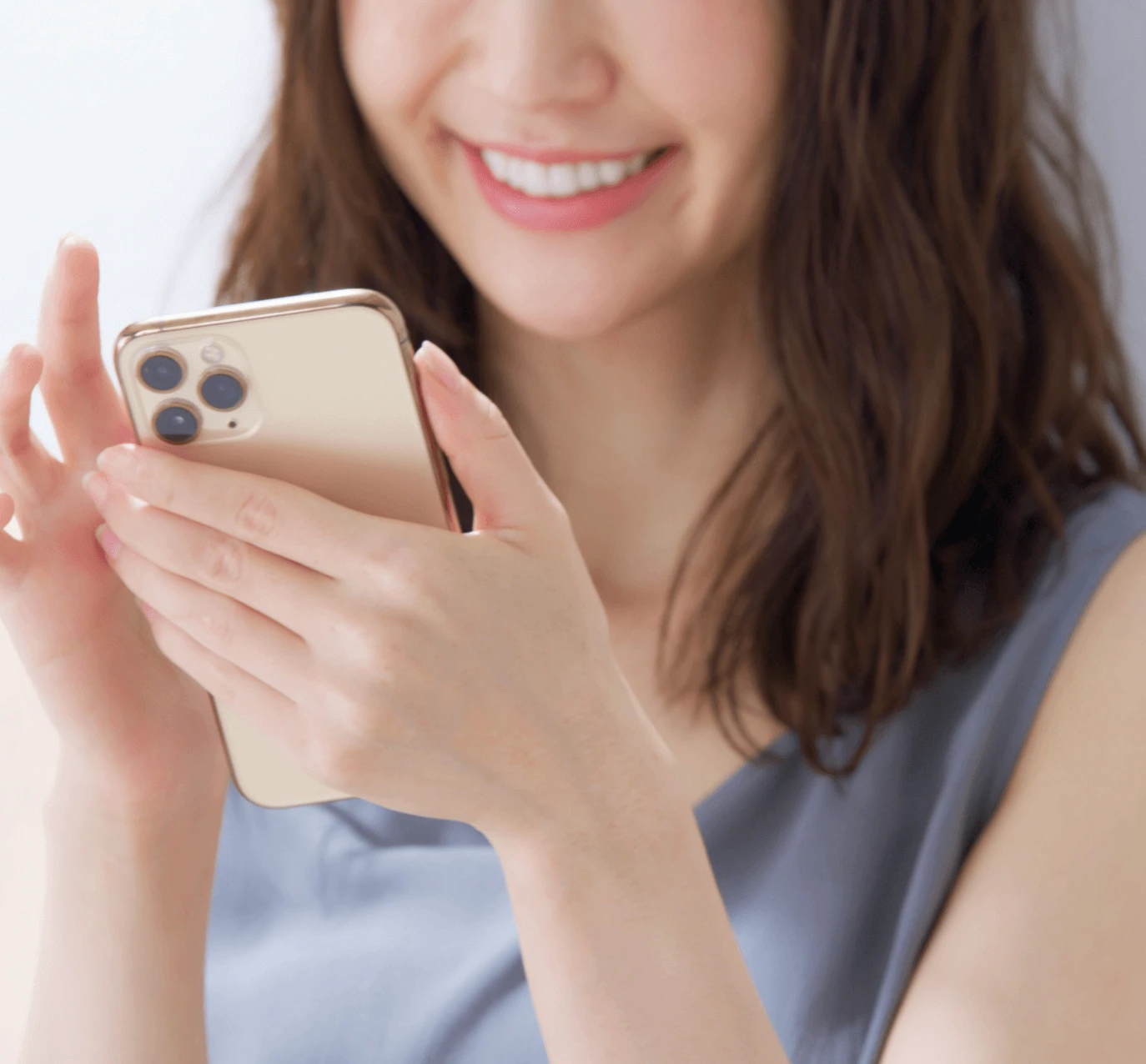 女性が携帯を見ている様子