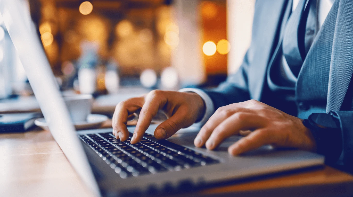 パソコンを打っている様子