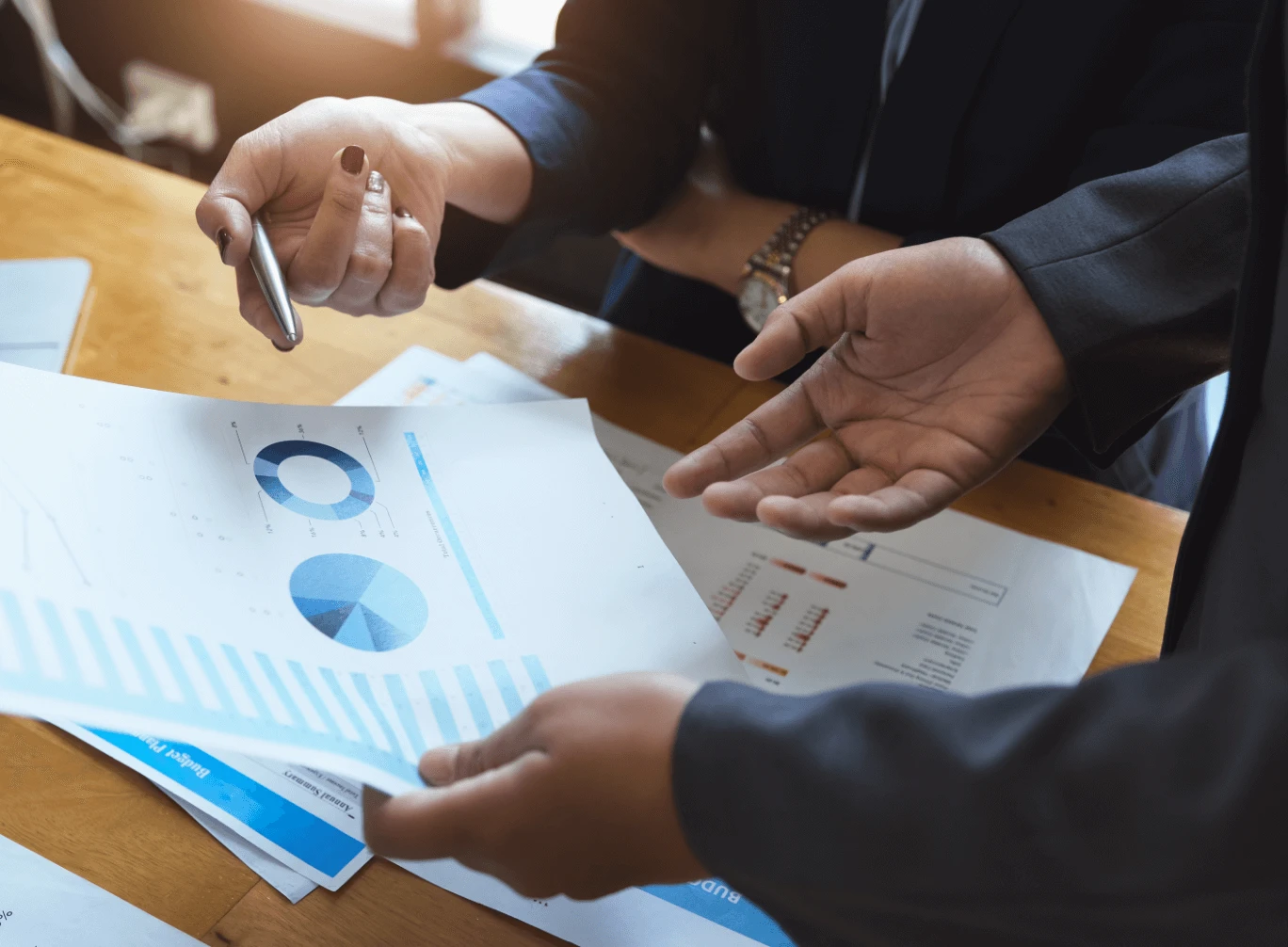 資料を見ている様子